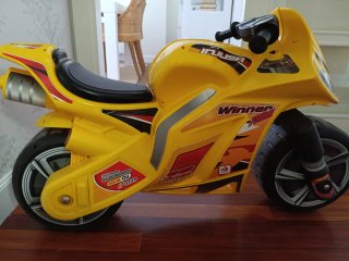 Moto de juguete INJUSA amarilla