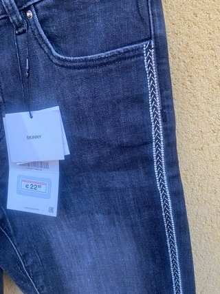 Pantalón vaquero skinny son etiqueta!!  De zara.