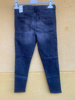 Pantalón vaquero skinny son etiqueta!!  De zara.