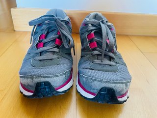 Zapatillas Nike grises y rosas