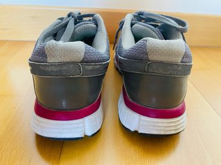 Zapatillas Nike grises y rosas