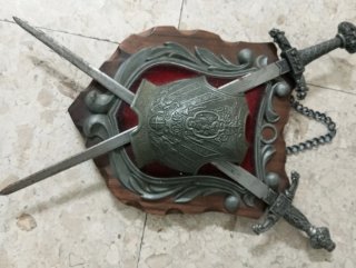 Escudo y espadas decorativas de pared