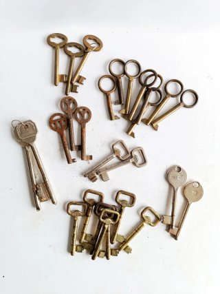 Lote de 27 llaves vintage surtidas
