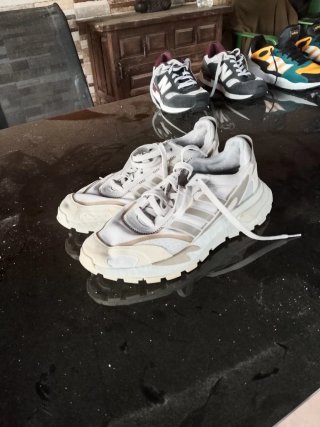 Zapatillas Adidas Beige y Blancas