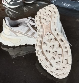 Zapatillas Adidas Beige y Blancas