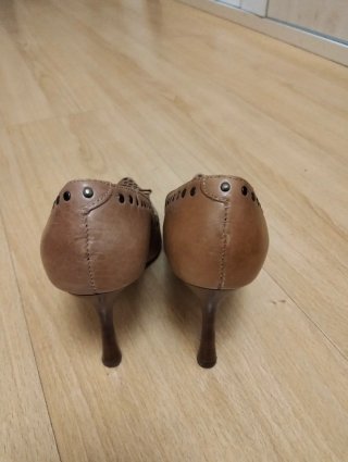 Zapatos de tacón Pizzaro marrones y dorados