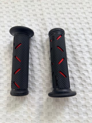 Empuñaduras Moto Negro/Rojo una 22mm/ otra 24mm