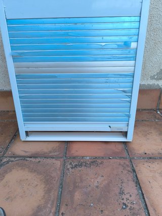 Ventana aluminio pequeña con persiana