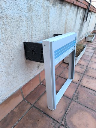 Ventana aluminio pequeña con persiana