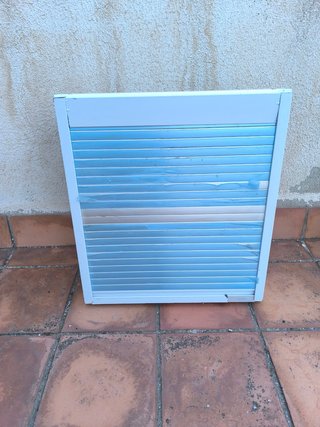 Ventana aluminio pequeña con persiana