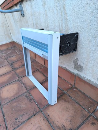 Ventana aluminio pequeña con persiana