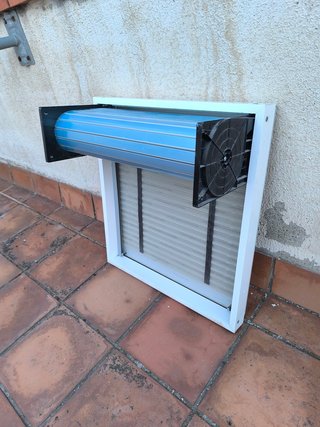 Ventana aluminio pequeña con persiana