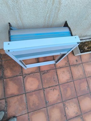 Ventana aluminio pequeña con persiana