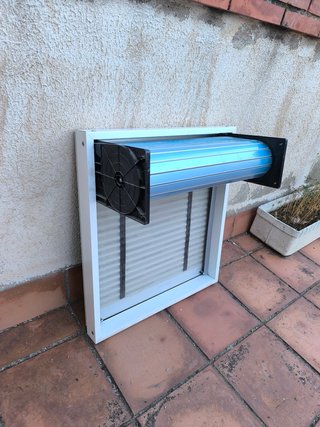 Ventana aluminio pequeña con persiana