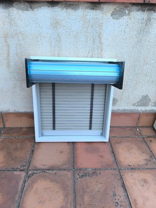 Ventana aluminio pequeña con persiana