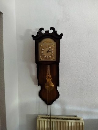 Reloj de pared antiguo de péndulo