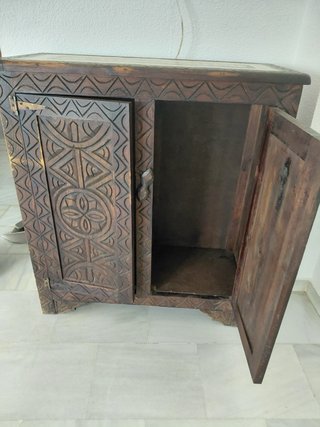Mueble rústico de madera tallada