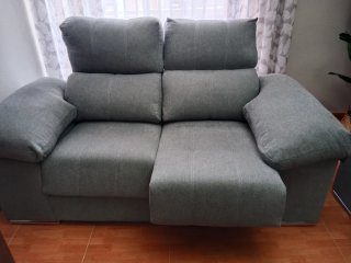 Sofá de 2 y 3 plazas gris y 2 pufs