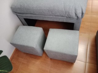Sofá de 2 y 3 plazas gris y 2 pufs