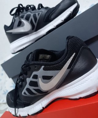 Zapatillas Nike Running Negras y Plateadas