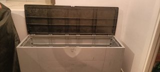 Baúl arcón almacenamiento plástico gris.