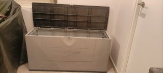 Baúl arcón almacenamiento plástico gris.