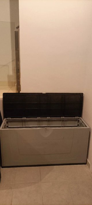 Baúl arcón almacenamiento plástico gris.