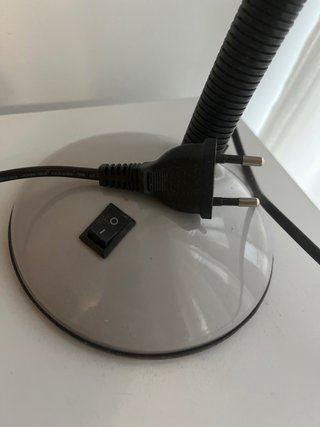 Lámpara de escritorio flexible gris