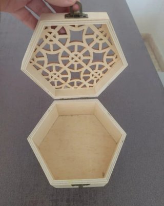 Caja de madera decorada con cierre