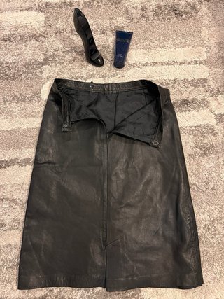 Falda de piel negra midi