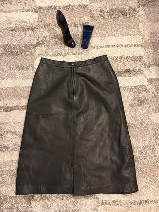 Falda de piel negra midi