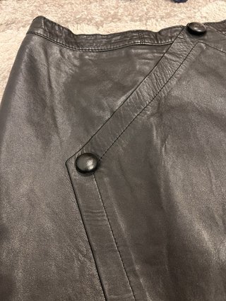 Falda de piel negra midi