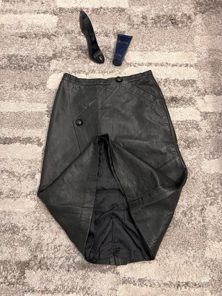 Falda de piel negra midi