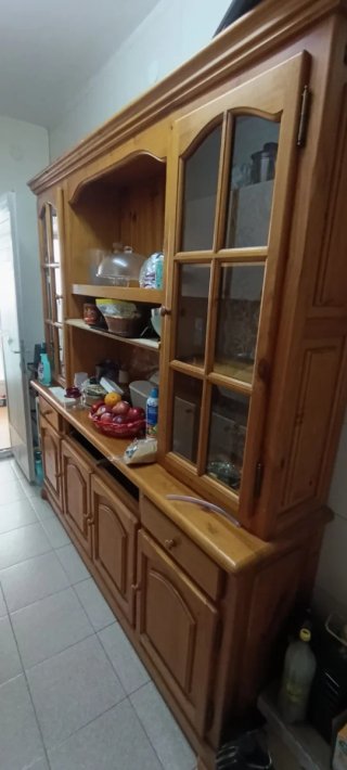 Trinchero de madera con vitrina