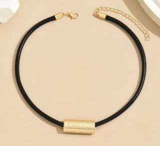Gargantilla negra con detalle dorado