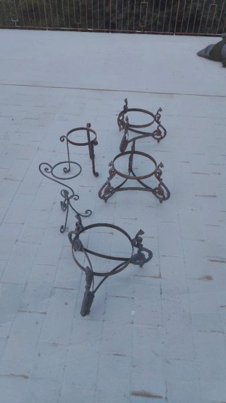 Soportes para macetas de hierro forjado.En persona