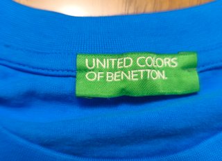 Blusa Benetton azul eléctrico manga calada