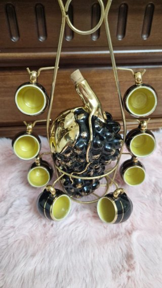Bottiglia liquore vintage grappolo uva con 8 bicch