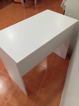 Escritorio blanco de madera