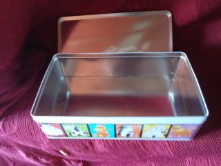 Caja de lata decorada con animales de granja