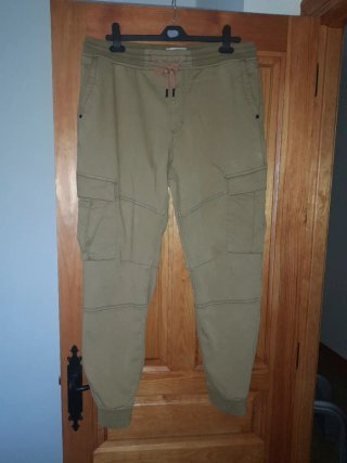 Pantalón cargo hombre beige