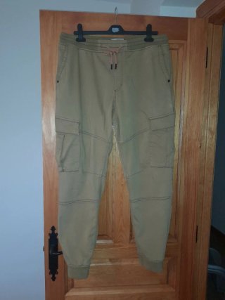 Pantalón cargo hombre beige