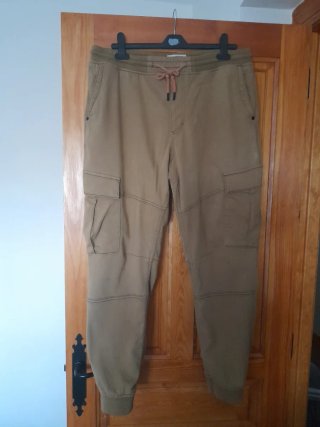 Pantalón cargo hombre beige