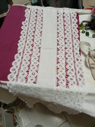 Tapete de mesa bordado blanco