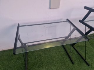 Mesa de escritorio de cristal y metal