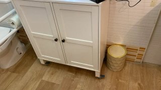 Mueble de almacenaje blanco y dorado