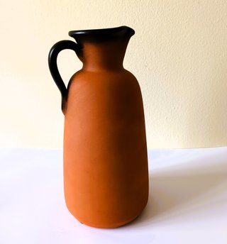 Jarrón de terracota con sol grabado artesanía