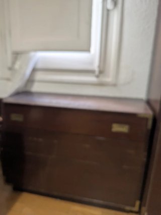 Guardaroba e baule in legno e metallo