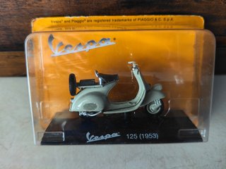 Coppia modellini Vespa MP5 Paperino (1945) e 125