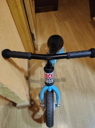 Bicicleta sin pedales azul
